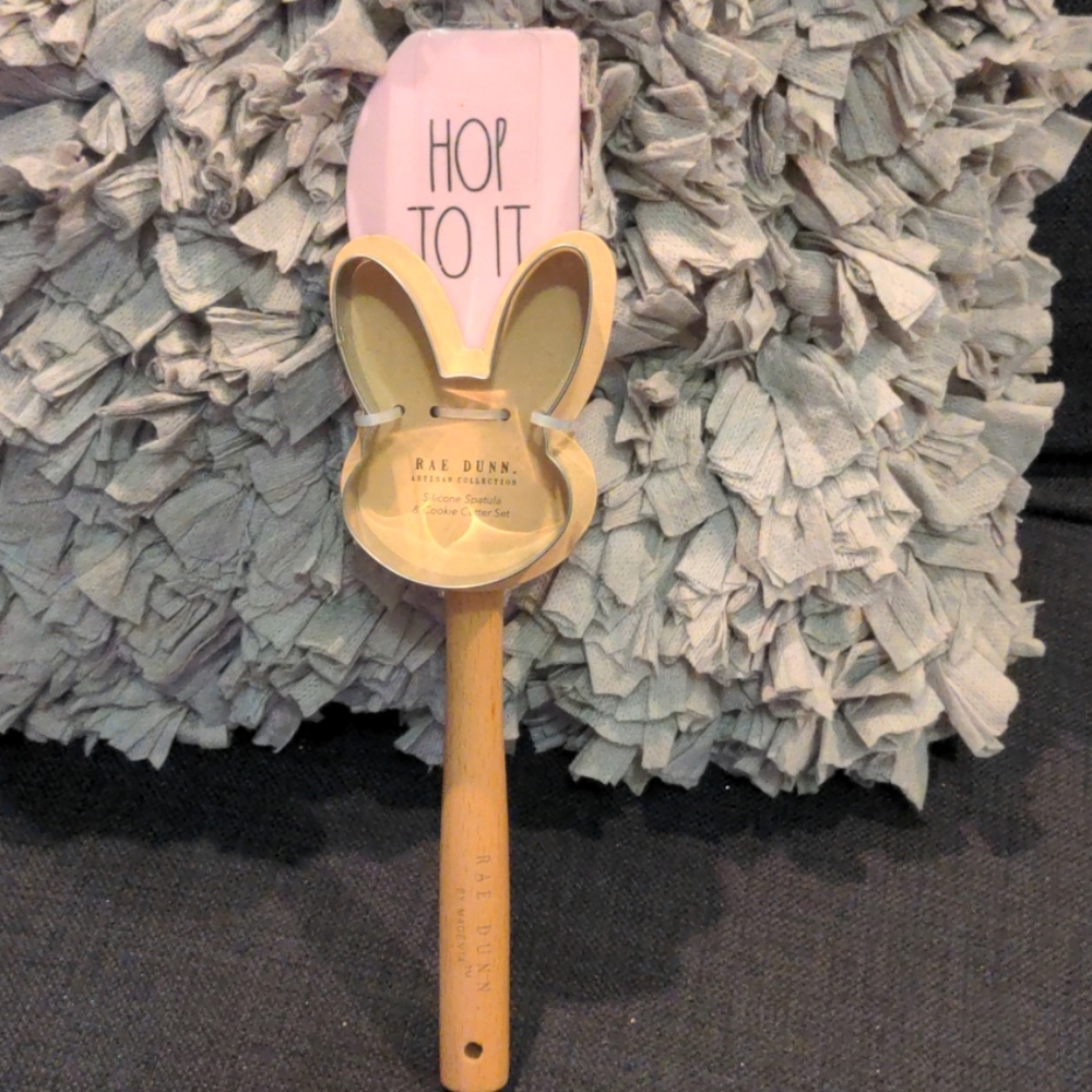 Spatula and cookie cutter set